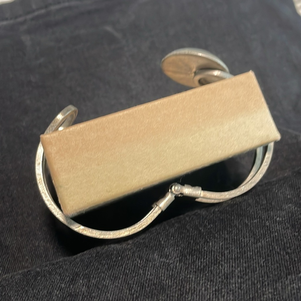 Elegant Silver Bracelet with Iridescent Stone - Picture 3 of 5